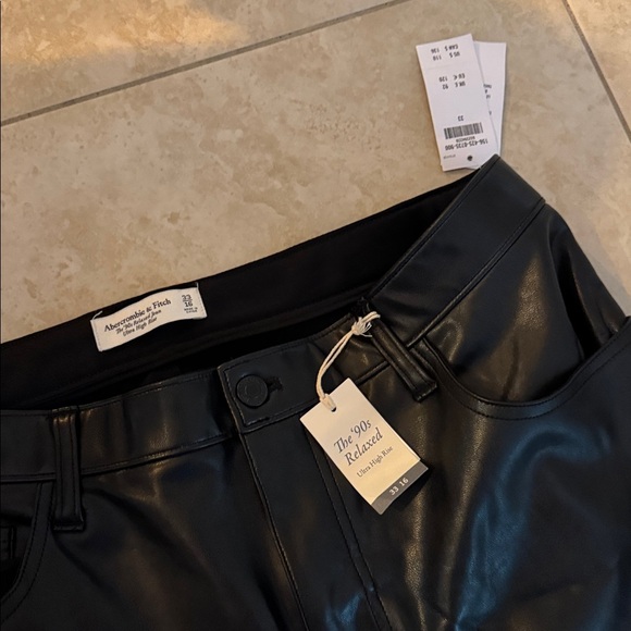 Abercrombie & Fitch The 90’s Relaxed Jean Ultra High Rise
Black Vegan Leather - Picture 2 of 5